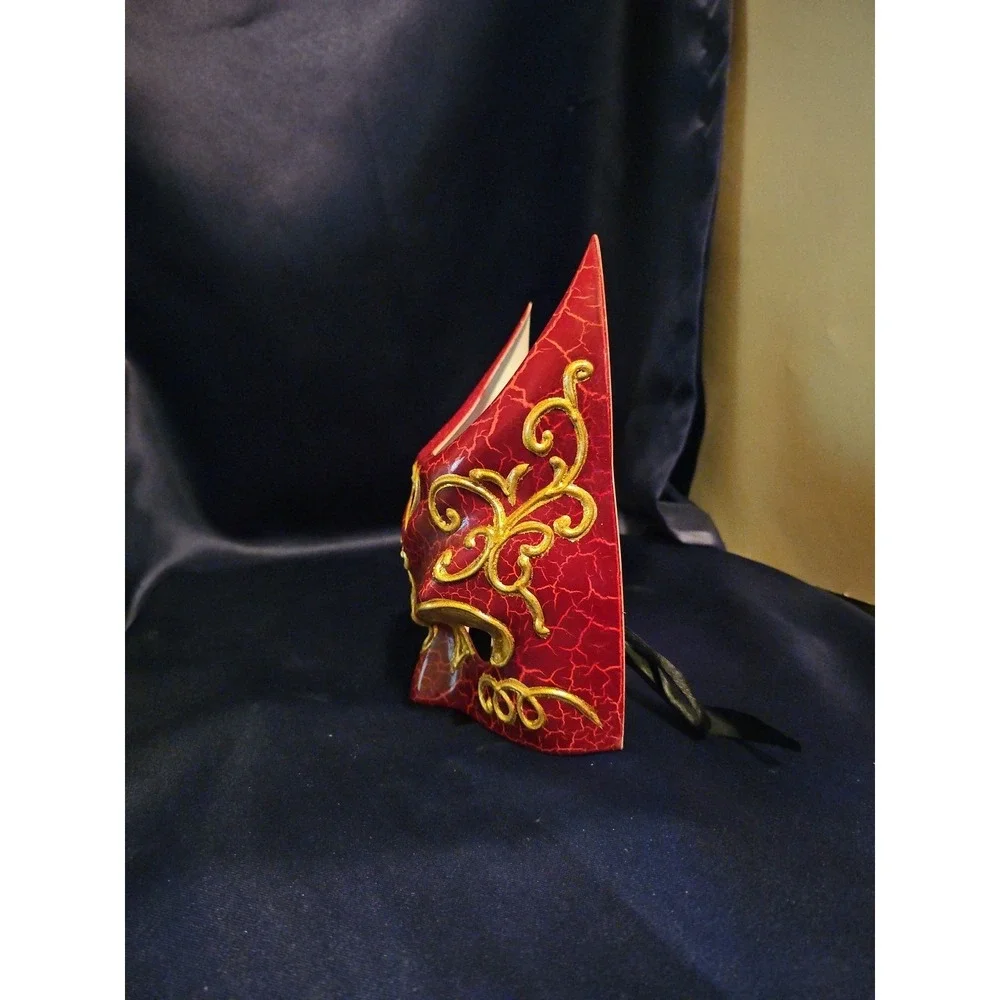 Red Horn Mask‎ with Ht on back. (Plastic)